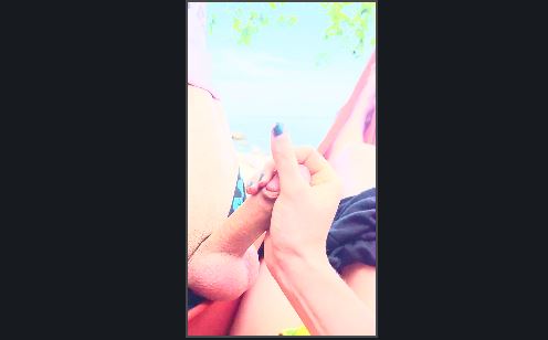 Sahilde sevgilisine 31 çekerken yakalanıyor umursamıyor